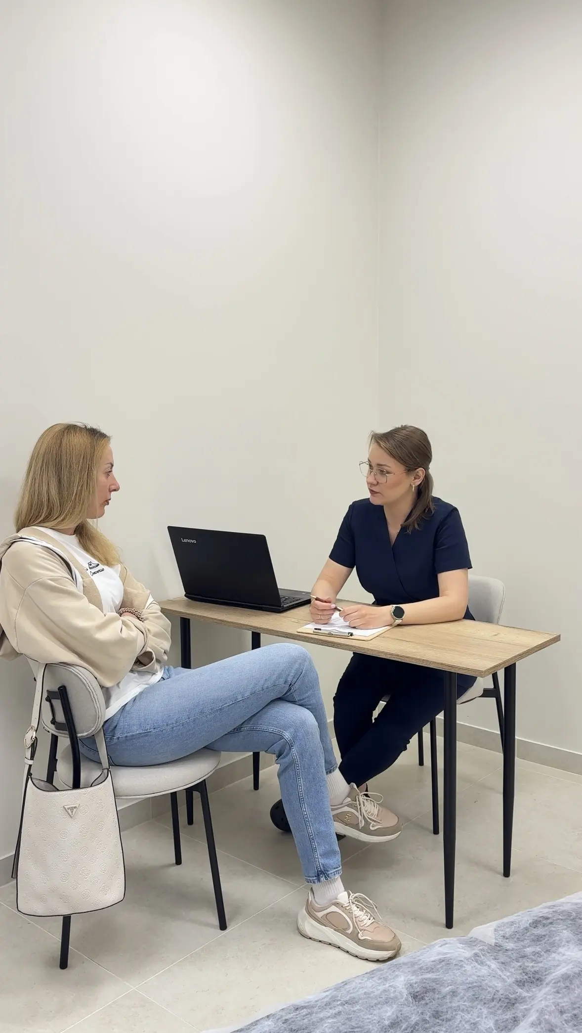 Rozmowa o potrzebach skóry głowy i włosów przy laptopie podczas konsultacji